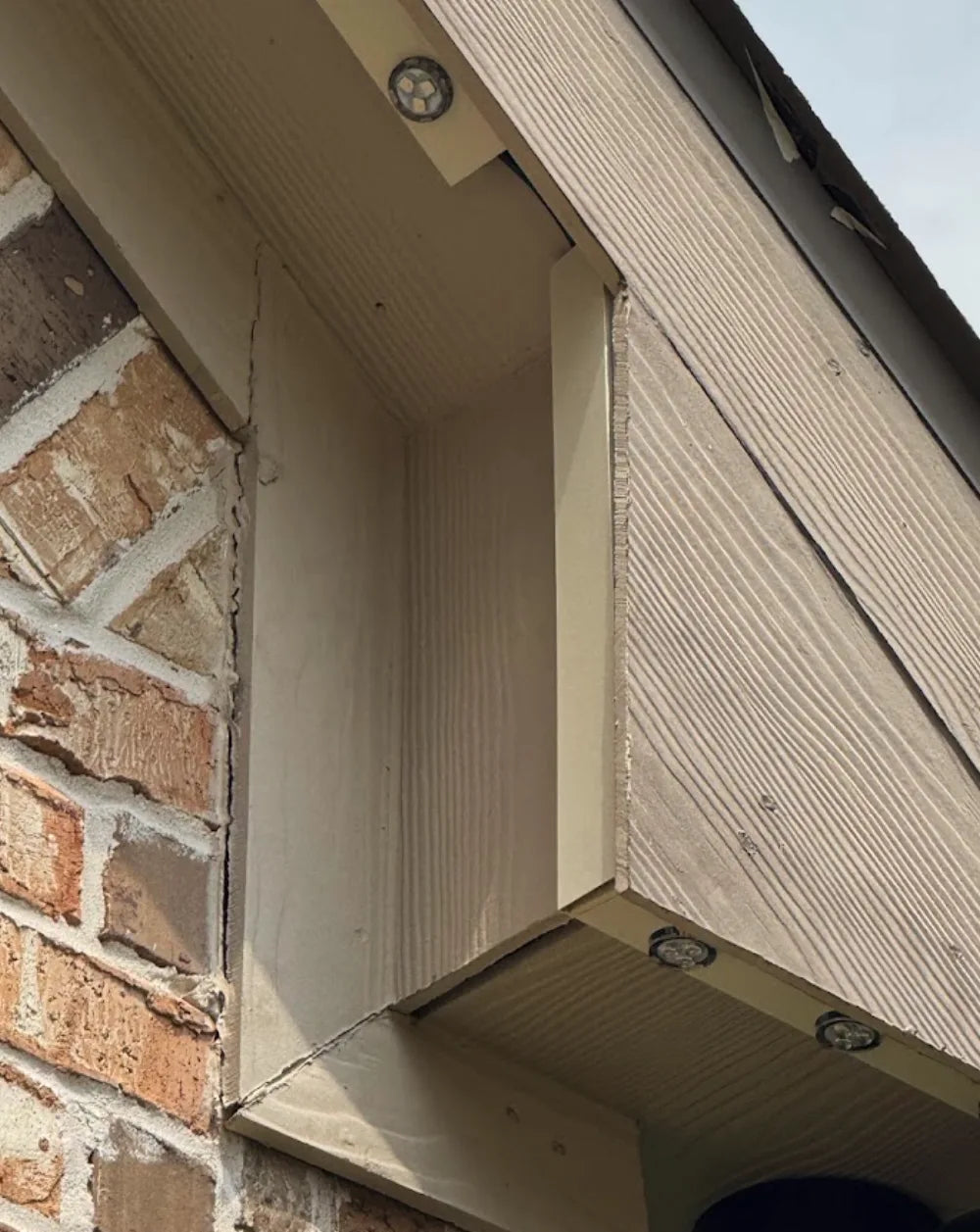 Short reversed track section concealing wire through a vertical architectural transition